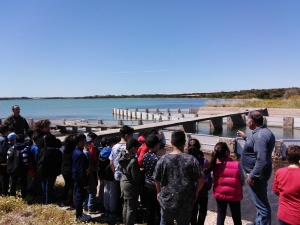 Nuova visita presso i luoghi della pesca: gli studenti della scuola primaria di Cabras alla scoperta della peschiera di Is Benas.